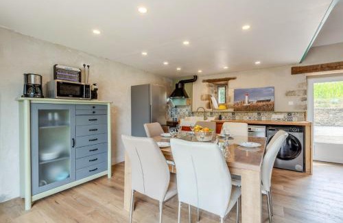 Saint-Mathieu House | Le gîte de Saint Mathieu, longère pleine de charme au bout du monde ! jacuzzi extérieur vue sur la campagne, salle de billard