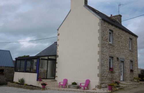 Plounevez-Lochrist House | Le Gite de la Baie du Kernic - 700 m from the sea - 150 m from the GR34 -
