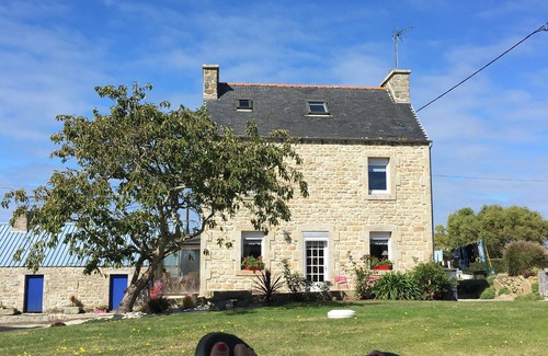 Plounevez-Lochrist House | Le Gite de la Baie du Kernic - 700 m from the sea - 150 m from the GR34 -