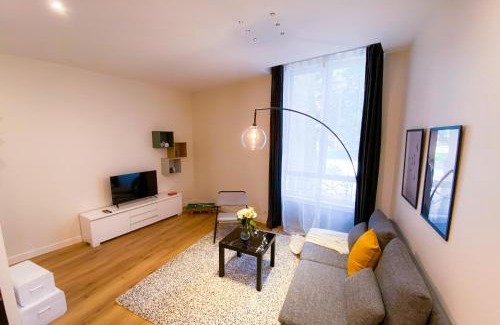 Secteur 2 Apartment | Le Huppé, Hypercentre, proche Bastille, WIFI illimité & Netflix
