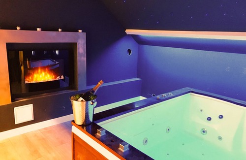 Saint-Germain-en-Plaine Apartment | Le Loft de Zoé 90m² - Jacuzzi Billard Cinéma & Bar