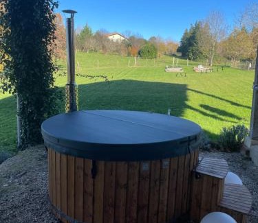 Salerm Bed & Breakfast | Le Manoir aux Volets Verts with Hot Tub