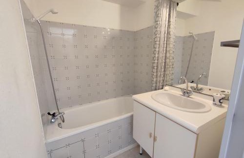 Bagneres-de-Luchon Apartment | Le Marmandais, T3 lumineux duplex, balcon, parking, wifi, proche thermes, ascenseur, 4 personnes