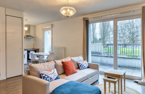 Quartier Sapins-Chatelet-Lombardie Apartment | Le Nicole, un appartement en duplex avec balcon et place de parking.