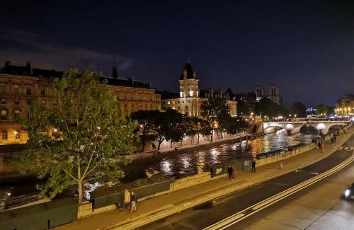 Quartier de la Monnaie Apartment | Le Notre Dame - Luxury Apartment with Seine View