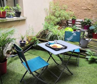 Floremont Apartment | Le patio d'antan, le cosy