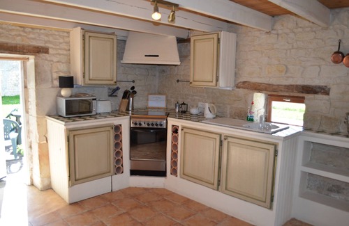 Villeneuve-la-Comtesse Cottage | Le Petit Logis (1 Bedroom, Sleeps 2/4)