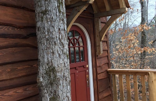 Chickamauga Cottage | Le Petit Chateau Treehouse at Candlelight Forest Resort
