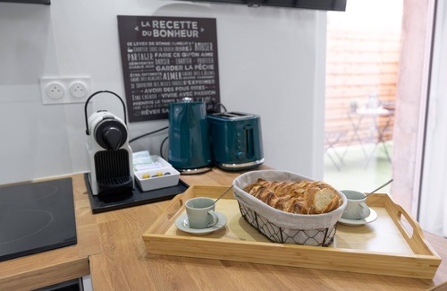 Decines-Charpieu Apartment | Le Petit Enclos - Appt climatisé, parking privé
