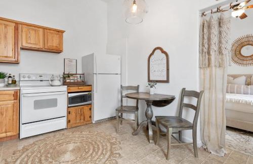 North Spokane House | Le Petit Guesthouse -King Bed Walk to Whitworth