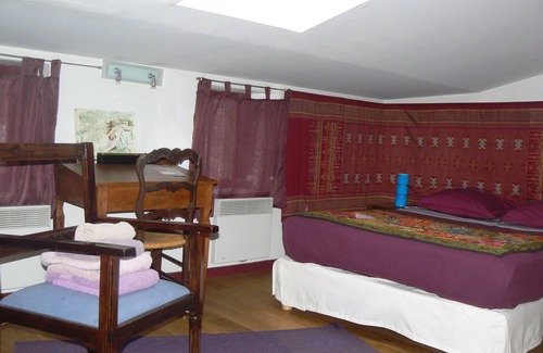 Clermont Ferrand City Centre House | LE PETIT SIAM - Charming guest room with shared SB - Center Clermont-FD