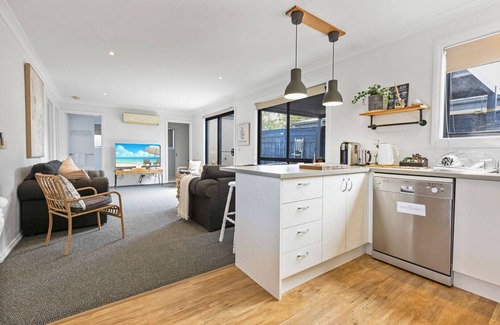 Paynesville House | Le Petite - Enjoy a glass of wine, or the short stroll down to Paynesville