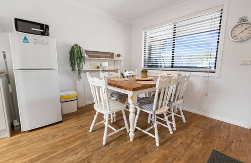 Paynesville House | Le Petite - Enjoy a glass of wine, or the short stroll down to Paynesville