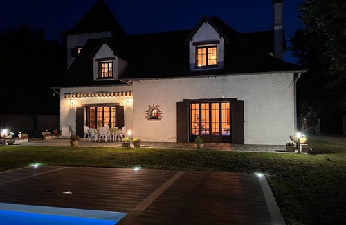 Saint-Hilaire-de-Court Villa | Le Poirier au Roi, villa with swimming pool, jacuzzi and pond