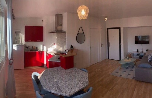 Republique - Tolstoi Apartment | LE RICHELIEU Comfortable 1 Bedroom Apartment – ​Gratte-Ciel District,