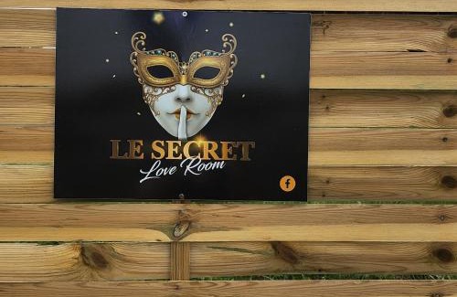 Saint-Aigulin Ski Chalet | LE SECRET LOVE ROOM