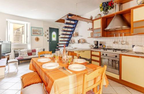Pitelli House | LE SOLEIL DOREE' MAISON Wi-Fi VACATIONS LERICI 5 TERRE