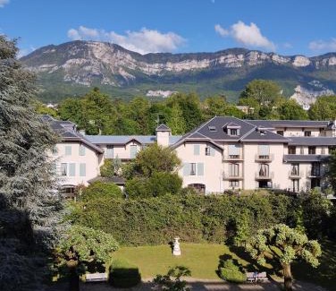 Aix-les-Bains City Center Apartment | Le Splendide Cosy Room