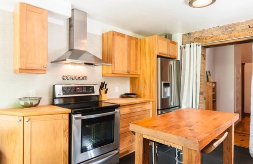 Pointe-Saint-Charles House | Le Tierra - Private Parking & Huge Backyard