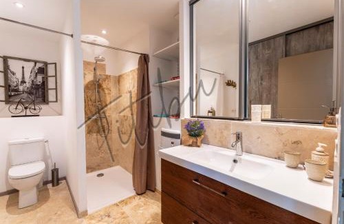 Saint-Paulet-de-Caisson Apartment | Le Titibu, Gîte et Spa entre Ardèche et Provence, Clim, BBQ, Netflix, classé 5 étoiles