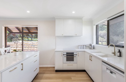Shenton Park Apartment | Leafy green over King's park