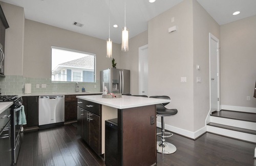 East Downtown Houston House | Leeland Luxe! ♨️Hot Tub♨️ EaDo Houston