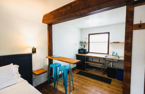 Sisters Hotel | Left Coast Lodge - Pet Friendly