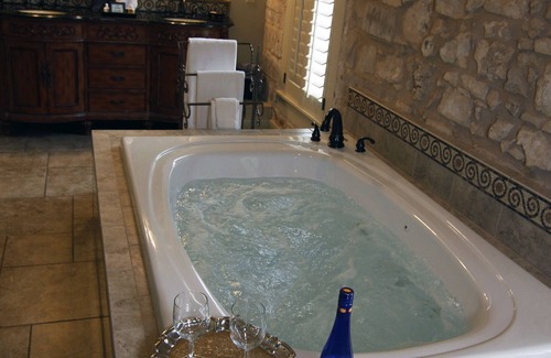 Fredericksburg Bed & Breakfast | Legacy Suite on Main St in central downtown, jacuzzi tub, ask about Wine Tours!
