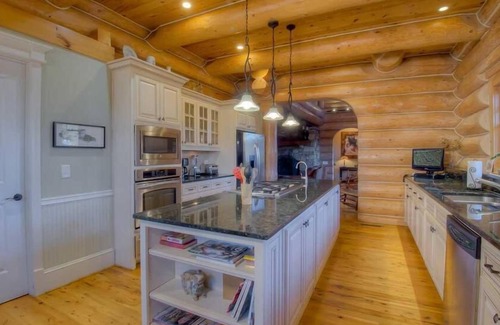 Ellijay Cabin | Legend- with a creek and 100 acres to enjoy in North Georgia