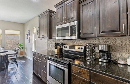 Lehi House | Lehi Mountain: Hot Tub, Basketball Court, Games!