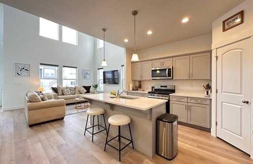 Lehi House | Lehi Retreat:Silicon Slopes/Thanksgiving Pt: Swimming Pool,Fully Stocked Kitchen