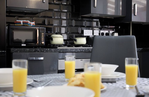 Leicester House | Leicester 3 Bed Serviced House - 10 Mins to City Centre, Free Wifi, Parking