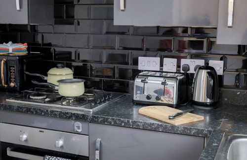 Leicester House | Leicester 3 Bed Serviced House - 10 Mins to City Centre, Free Wifi, Parking