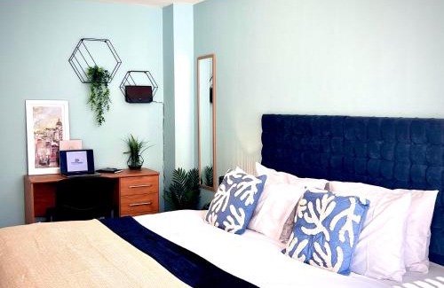Leicester House | Leicester LE3 Stay with Free Parking in Quiet Area