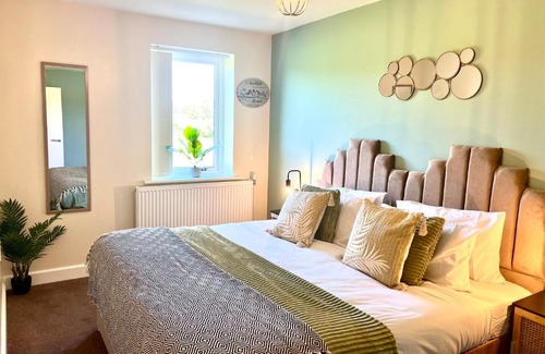 Leicester House | Leicester LE3 Stay with Free Parking in Quiet Area