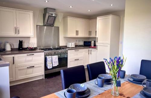 Leicester House | Leicester LE3 Stay with Free Parking in Quiet Area