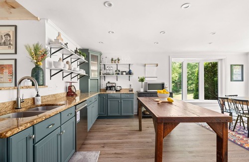 Franklin House | Leiper's Fork Home on 12 Acres | Fire Pit | 4 King Beds | Family & Dog Friendly