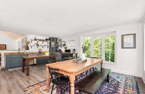Franklin House | Leiper's Fork Home on 12 Acres | Fire Pit | 4 King Beds | Family & Dog Friendly