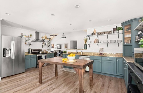Franklin House | Leiper's Fork Home on 12 Acres | Fire Pit | 4 King Beds | Family & Dog Friendly
