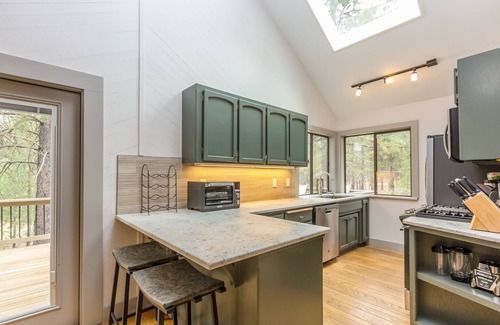 Overlook Park House | LEIS03 - Beautiful, Modern Home, Fireplace, Hot Tub, Bike