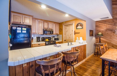 Overlook Park House | LEIS05 - Mountain Cabin, A/C, Short Walk to Village, Pet Friendly, Hot Tub