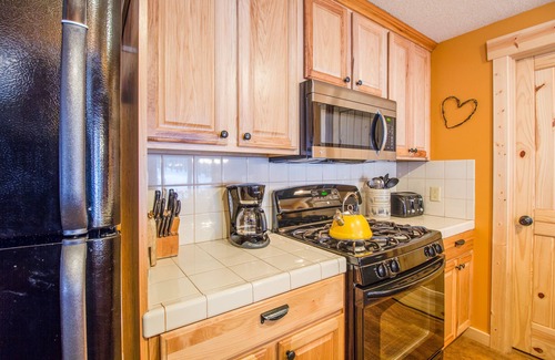 Overlook Park House | LEIS05 - Mountain Cabin, A/C, Short Walk to Village, Pet Friendly, Hot Tub