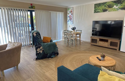 Eli Waters Apartment | Leisure by the Lakes- 5 mins drive to major shopping, beaches and hospitals