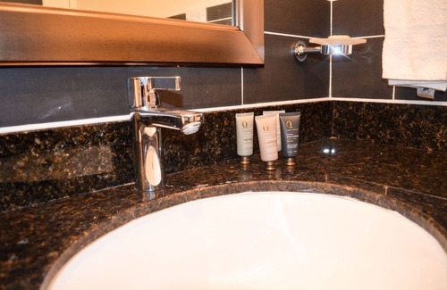 New Amsterdam Hotel | Leisure Inn