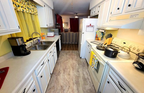North Terre Haute House | Lemon Drop Inn - 3 bedroom, 2 bath, single level home w/attached 2 car garage