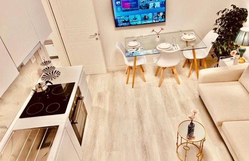 Blloku Apartment | Leo's Apartment City View Tirana