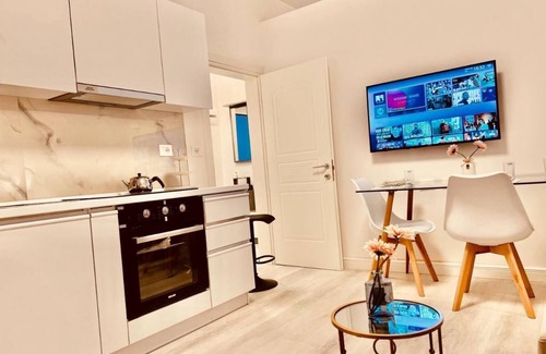 Blloku Apartment | Leo's Apartment City View Tirana