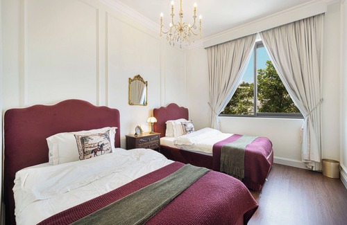 Abu Dhabi City Center House | lepetit palace/120 inch screen