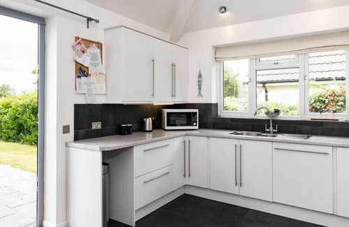 Rock Cottage | LERRYN, pet friendly, with a garden in Rock