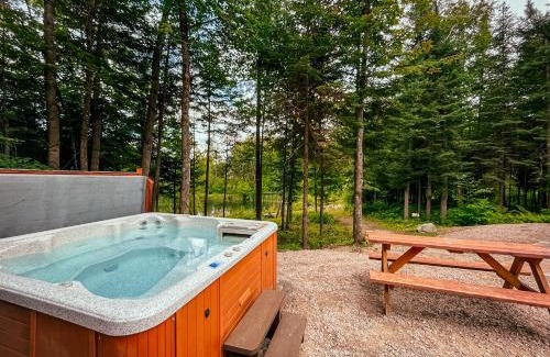 Lac-Sergent Ski Chalet | Les Chalets Tourisma - Chalet dans les bois avec lac privé - Le Colibri